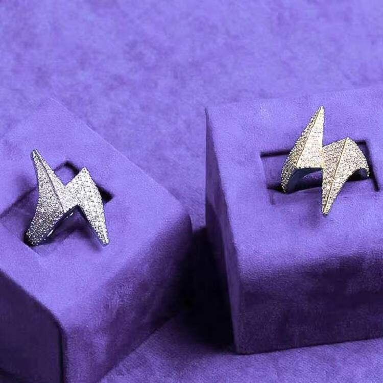 New Fine Hip Hop Jewelry Luxury Glaring Cool 925 Silver Iced Out Paved Vvs Moissanite Flash Hip Hop Letter Ring Moissanite