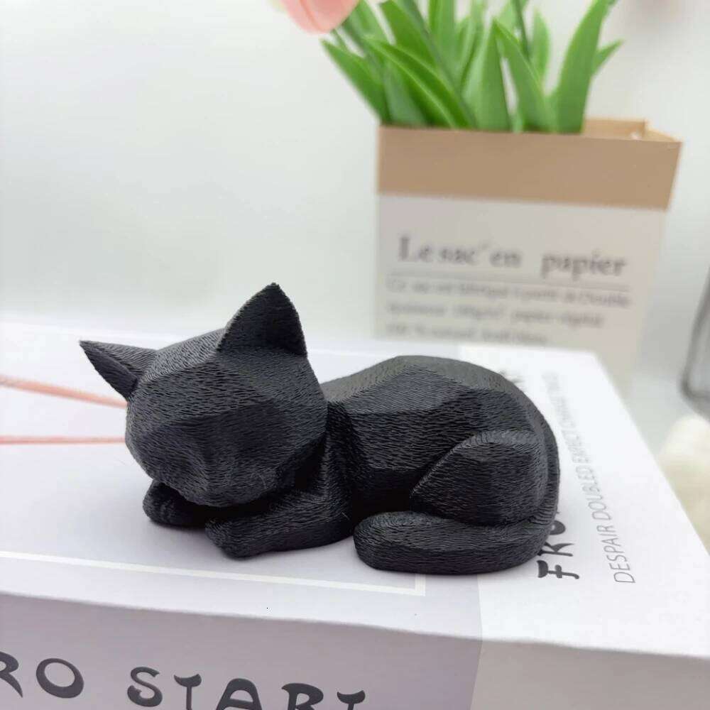 Low Cat, 3D Printed Lying Statue, Super Cute Sleeping Kitten with Polygon Design, Cat Enthusiast Gift Y260202