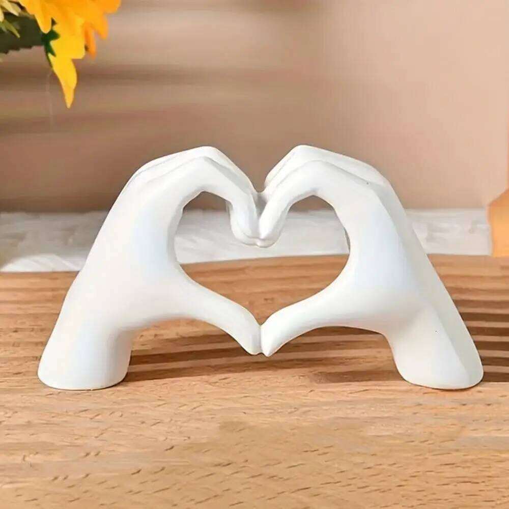 Love Heart Hand Figurine Heart-shaped Gesture Resin Statue Sculpture Home Office Wedding Party Desktop Decoration Ornament Y260202