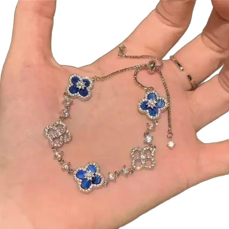 New Bracelet Shiny Natural Color Mother-of-Pearl Hollow Luxury bracelet Lucky Four-Leaf Clover Designer Bracelet Pull Charm Women's Niche Light L