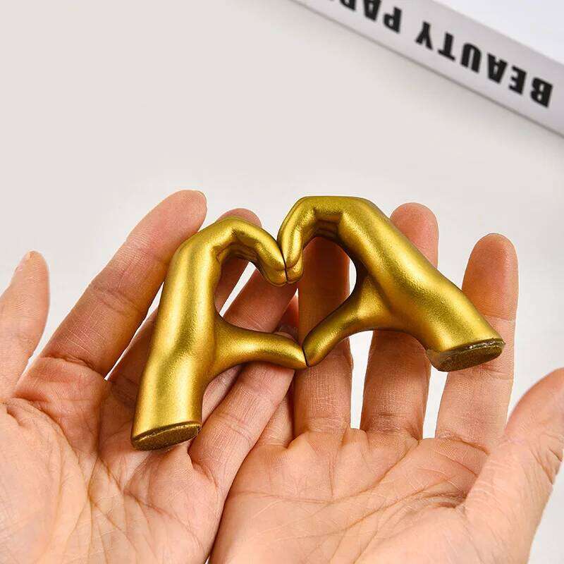 1pc Gesture Decoration Heart Finger Statue Modern Art Sculpture Decor Love Figurines Bedroom Home Desktop Wedding ornaments Y260202