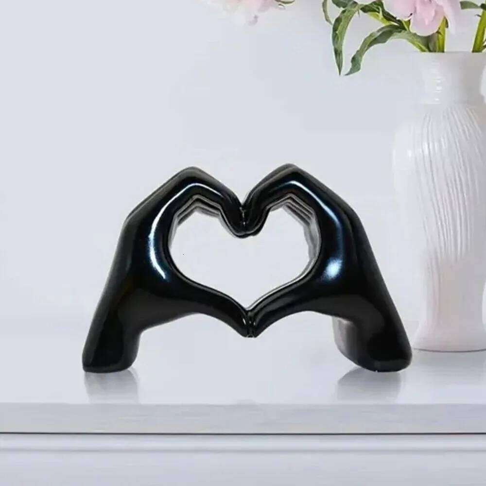 Resin Love Gesture Statues Sculptures Desktop Ornament Sculpture Figurines Nordic Light Luxury Art Crafts Office Home Decoration Y260202