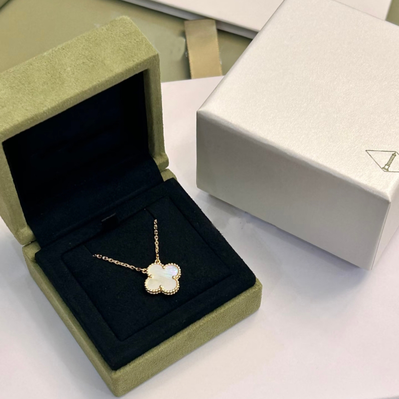 Ladies' Necklace Designer Classic 15mm Necklace Stainless Steel Jewellery with Mother-of-Pearl Diamond Flower Pendant Designer Jewellery for Women