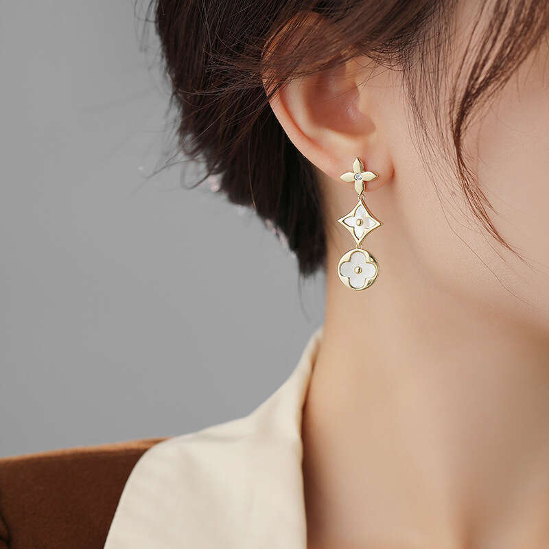 New Four-Leaf Flower Pendant 925 Silver Needle Small Fragrance Style Elegant High-End Designer Earrings for Women