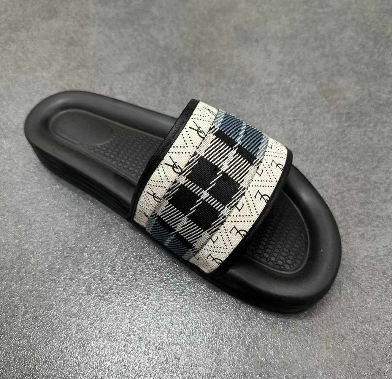 Free shipping 2026 hot new classic printed flat slippers for outdoor fashionable and casual designer beach shoes