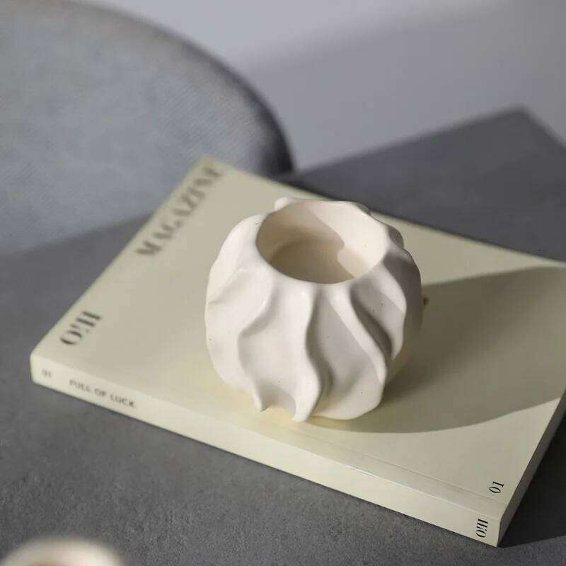 Quiet Wind Cream Ceramic Medieval Modern Simple Candlestick Table Restaurant Plank House Decoration Y260131