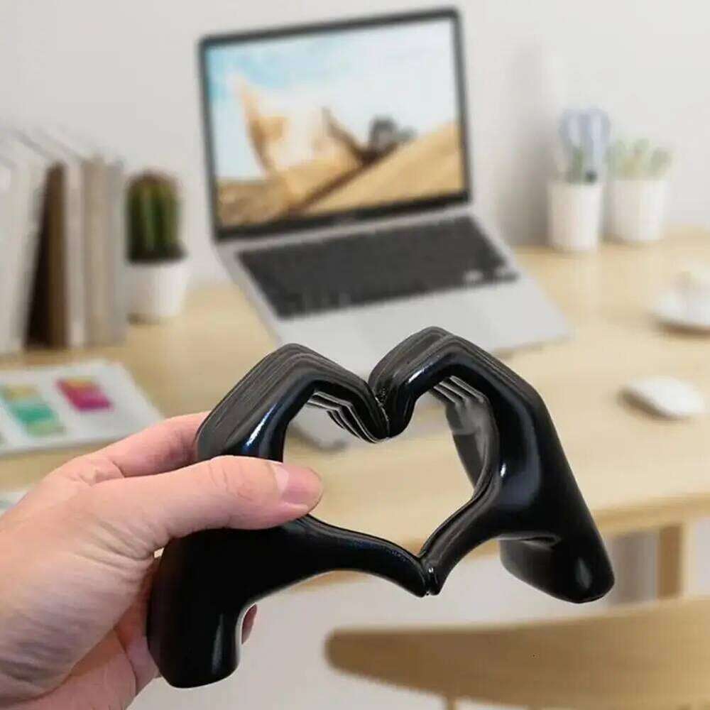 Love Heart Hand Figurine Heart-shaped Gesture Resin Statue Sculpture Home Office Wedding Party Desktop Decoration Ornament Y260202
