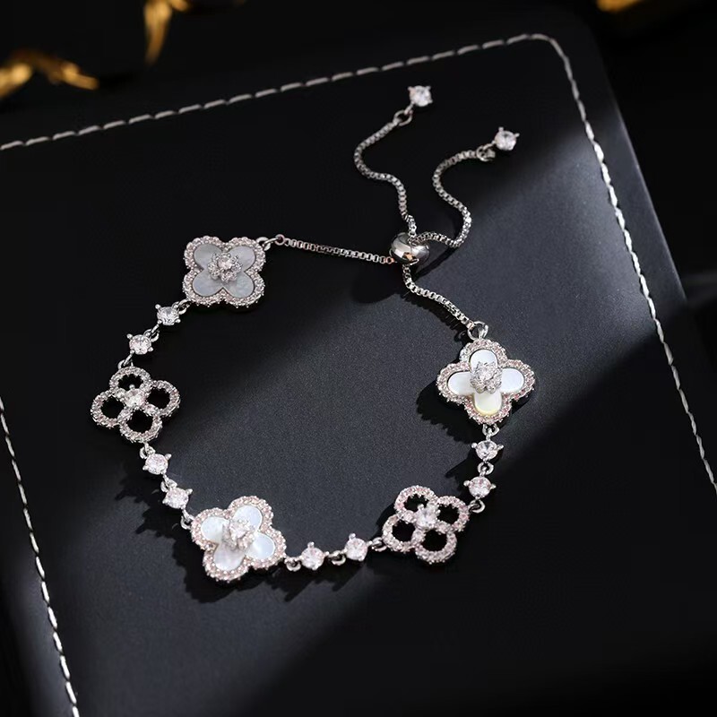 New Bracelet Shiny Natural Color Mother-of-Pearl Hollow Luxury bracelet Lucky Four-Leaf Clover Designer Bracelet Pull Charm Women's Niche Light L
