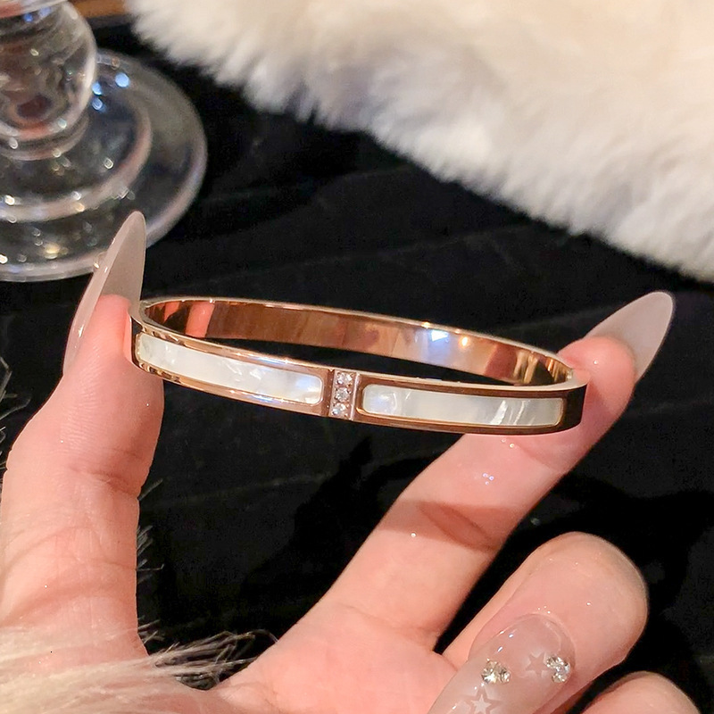 Cross Border Hot Selling Luxury Bracelet Designer Bracelet Style Titanium Steel Non Fading Bracelet Fashionable Luxury Elegant Jewelry