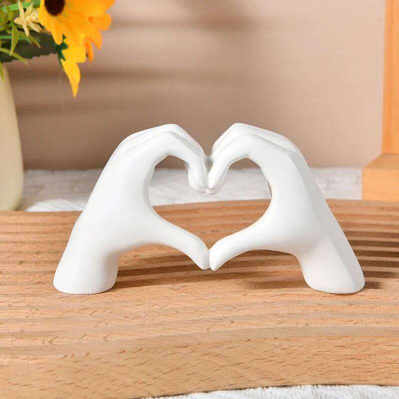 Resin Love Gesture Desktop Sculpture Doll Nordic Light Luxury Crafts Office Home Decoration Y260202