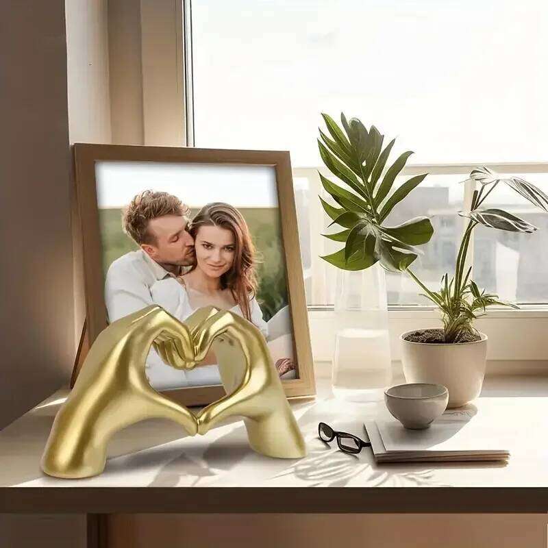 Heart Statue Resin Abstract Hand Love Figurines Bedroom Home Desktop Wedding Decoration Anniversary Gift for Wife Y260202