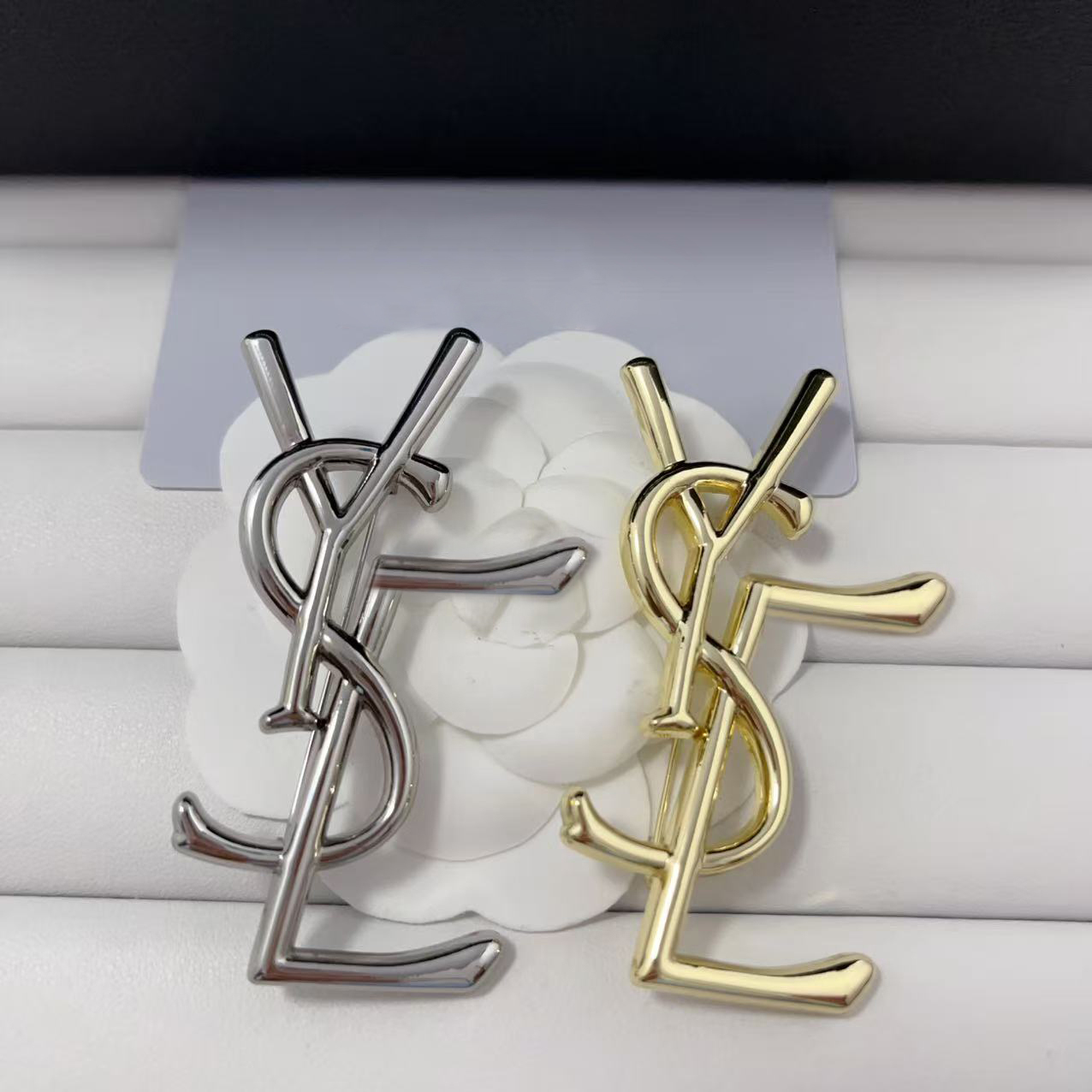 Classic Pins Brooches Pearl Brooch Correct Designer Women Pearl Pin Stamp Letter Brooch Sweater Cape Buckle Brooch Suit Pin Fashionable Jewelry for Romantic Gifts