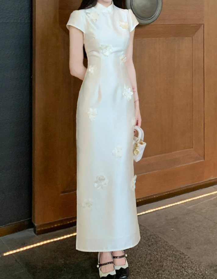 Designer's French Style Temperament New Chinese Three-dimensional Flower Improved Cheongsam Dress Summer Women's 2026 New Waist Cinching Sli