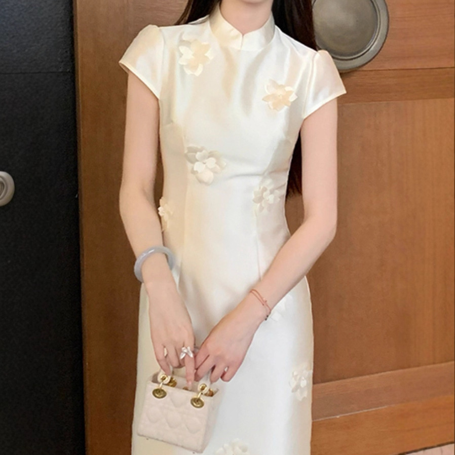 Designer's French Style Temperament New Chinese Three-dimensional Flower Improved Cheongsam Dress Summer Women's 2026 New Waist Cinching Sli