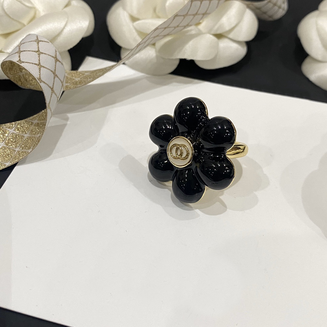 Exquisite Luxury Design Jewelry Rings Charm Fashion Popular Acrylic Plating Gold Flower Style Ring Classic Premium Jewelry Accessories Selected Couple Gift