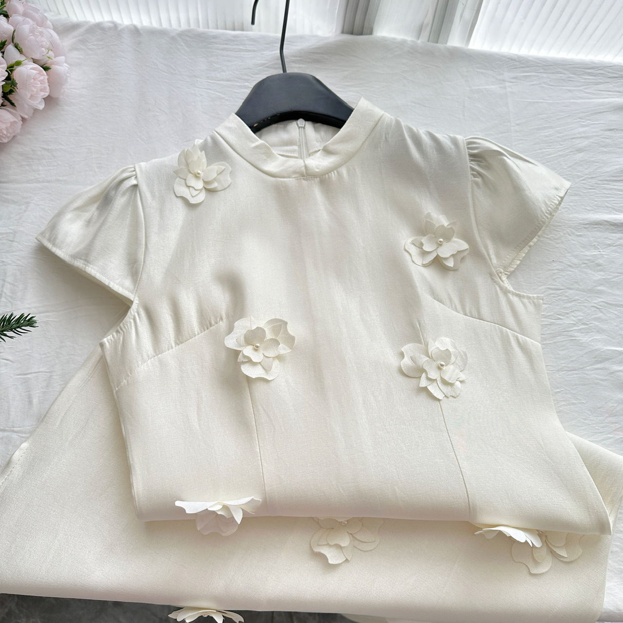 Designer's French Style Temperament New Chinese Three-dimensional Flower Improved Cheongsam Dress Summer Women's 2026 New Waist Cinching Sli
