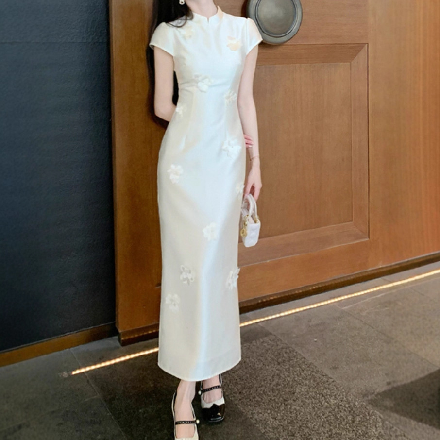 Designer's French Style Temperament New Chinese Three-dimensional Flower Improved Cheongsam Dress Summer Women's 2026 New Waist Cinching Sli