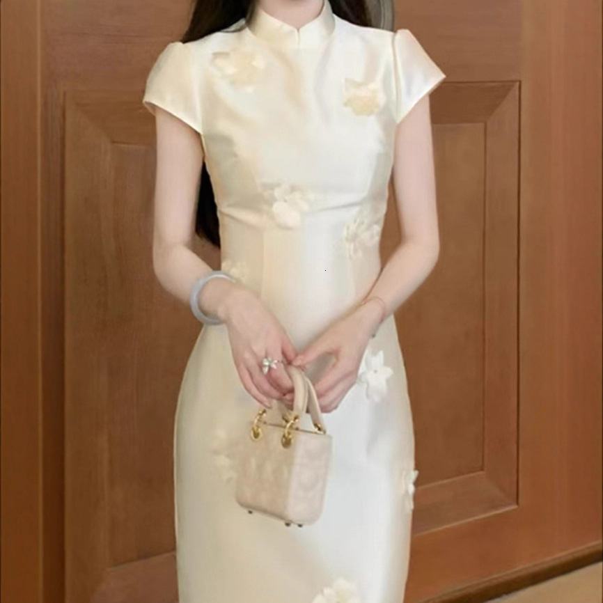 Designer's French Style Temperament New Chinese Three-dimensional Flower Improved Cheongsam Dress Summer Women's 2026 New Waist Cinching Sli