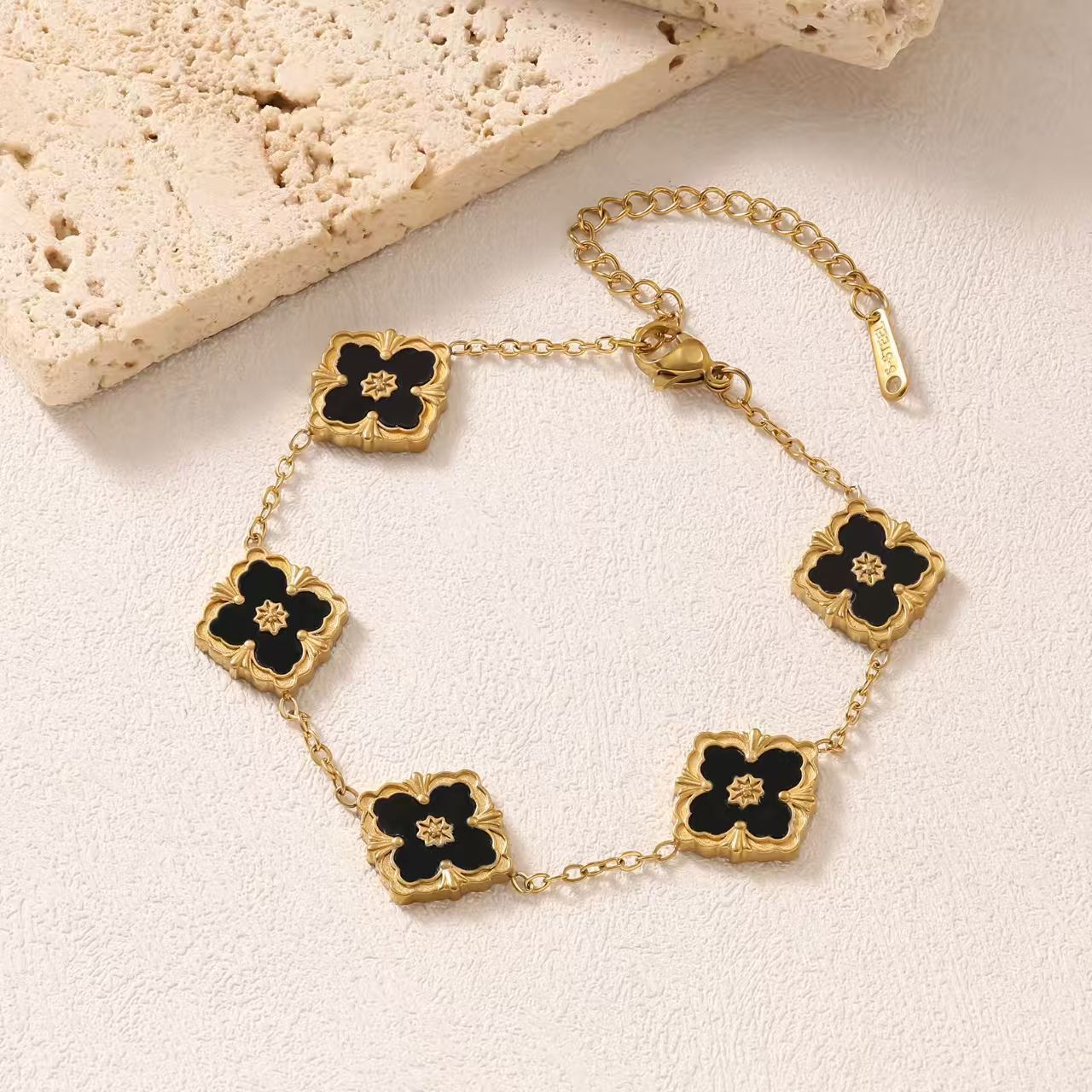 Cross-Border Hot-Selling Italian Brushed Buche Mother-of-Pearl Four-Leaf Clover Bracelet Vintage Court Style Light Luxury Versatile Hand Jewelry - view 3