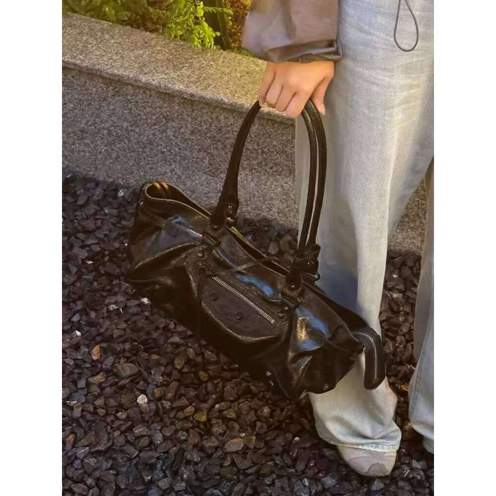 2025 Punk Style Rivet Shoulder Ladies Crossbody Top Layer Cowhide Leather Motorcycle Bag Fashion Accessory C260204