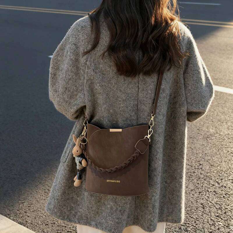 Vintage Niche Light Luxury Women's New Autumn and Winter Super Hot Shoulder Crossbody Portable Bucket Bag C260204