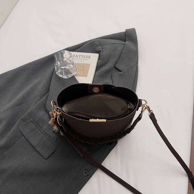 Vintage Niche Light Luxury Women's New Autumn and Winter Super Hot Shoulder Crossbody Portable Bucket Bag C260204