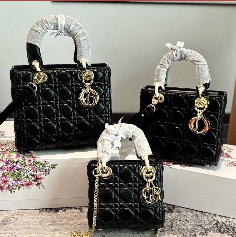 2026 New Quilted Pattern Princess Diana Bag High-End Versatile Trendy Handbag for Work Commute Fashionable Single Shoulder Womens