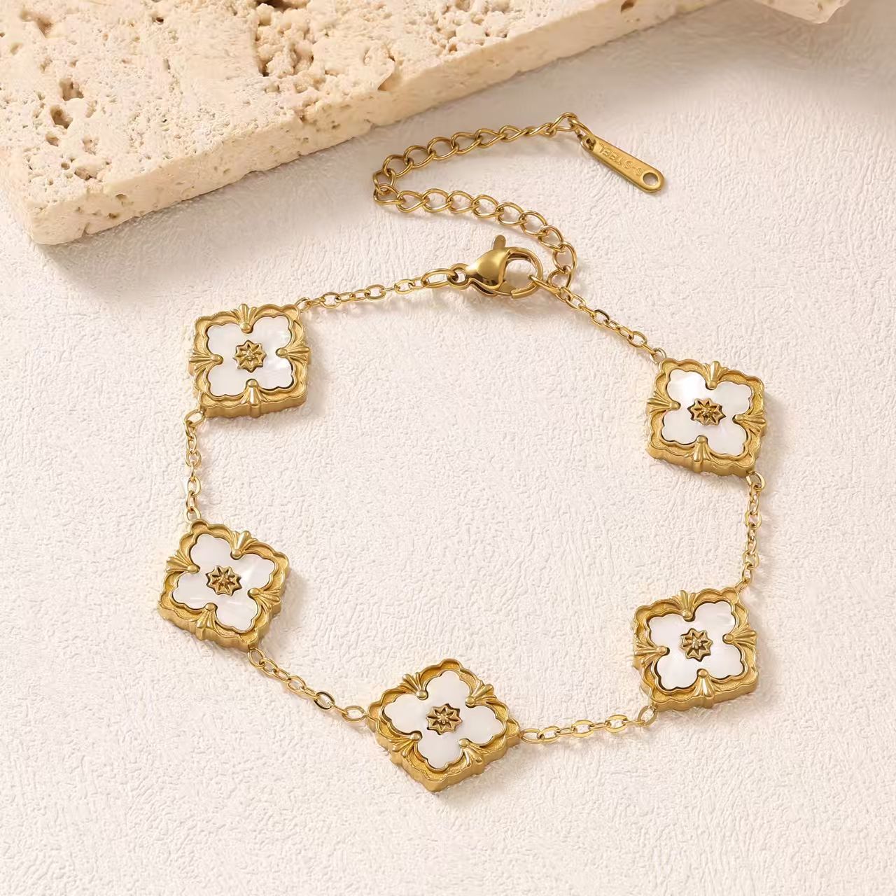 Cross-Border Hot-Selling Italian Brushed Buche Mother-of-Pearl Four-Leaf Clover Bracelet Vintage Court Style Light Luxury Versatile Hand Jewelry - view 4