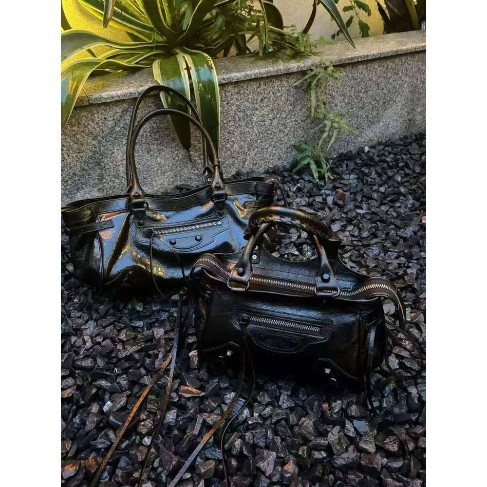 2025 Punk Style Rivet Shoulder Ladies Crossbody Top Layer Cowhide Leather Motorcycle Bag Fashion Accessory C260204