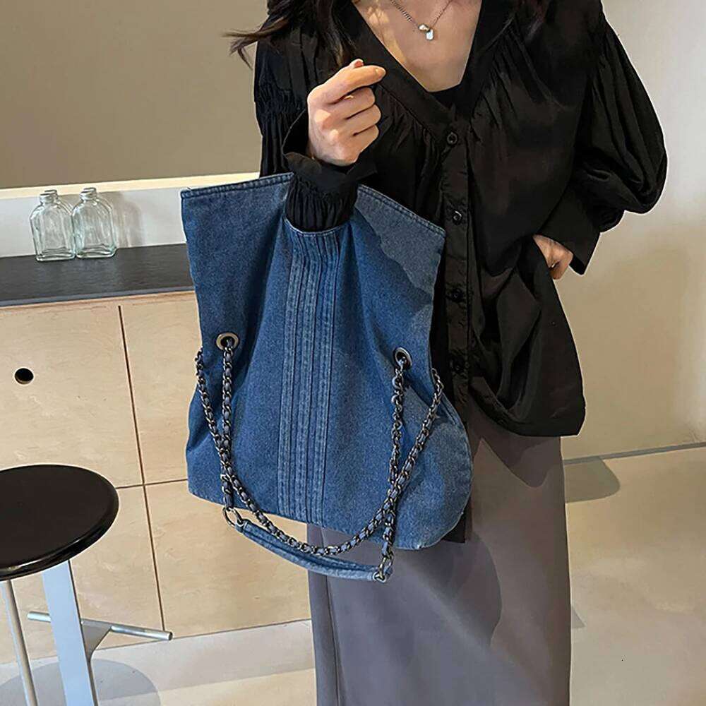 Retro style denim chain shoulder bag, dual-purpose commuting crossbody bag for women, large capacity fashionable tote bag.zwq C260204