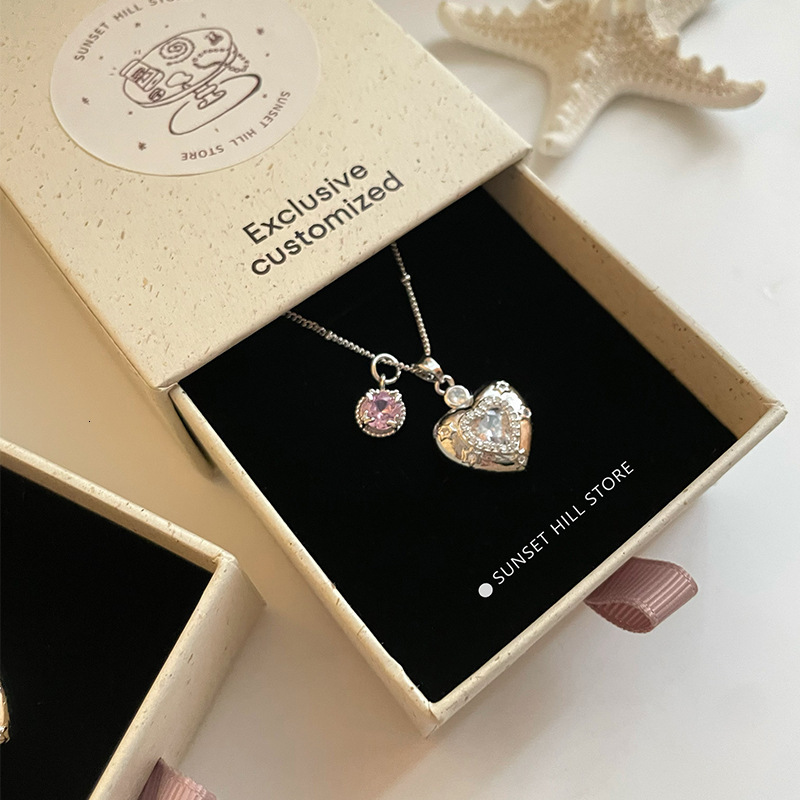 Necklaces Brand Designer Jewelry Same Style Sparkling Zircon Heart Pendant Necklace For Women Light Luxury Niche High End Steel Collarbone Chain Choke
