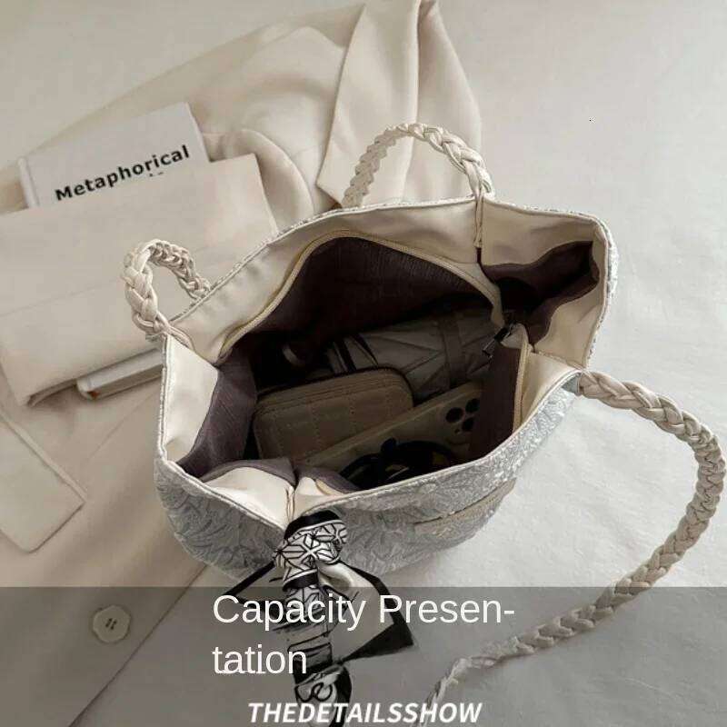 Niche National Style Embroidery Flower Shoulder Summer Autumn Ribbon Decoration Handle Women Casual Commuter Tote Bag C260204