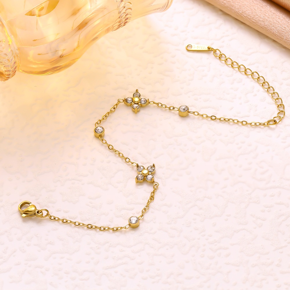 European and American Cross-Border Zircon Four-Leaf Clover Bracelet for Women, Light Luxury Retro Niche Flower Jewelry, 2025 New Model Wholesale - view 3