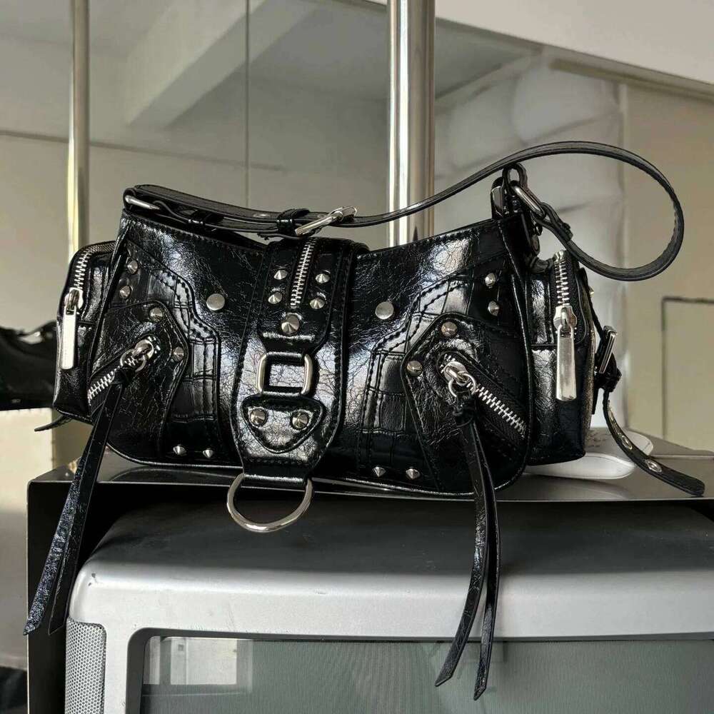 Oil Wax Leather Vintage Rivet Underarm Motorcycle Bag Cool For Elegant Outfits Daily Commute Casual Outings C260204