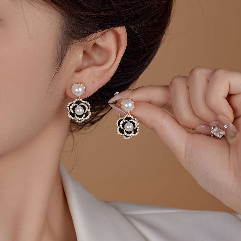 Fresh French Retro Camellia Pearl Earrings Fashion High-end Light Luxury Studs Socialite Elegant Exquisite Ear Jewelry