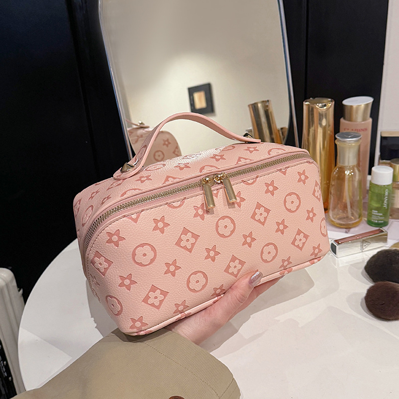 new Free delivery Makeup bag Portable and portable makeup bag mini lipstick and cosmetics storage bag