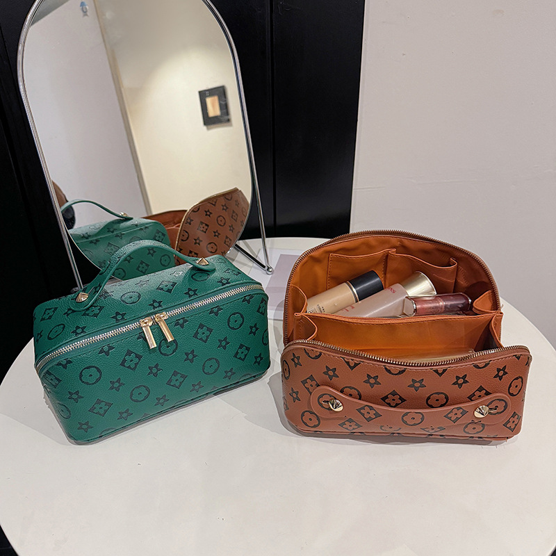 new Free delivery Makeup bag Portable and portable makeup bag mini lipstick and cosmetics storage bag