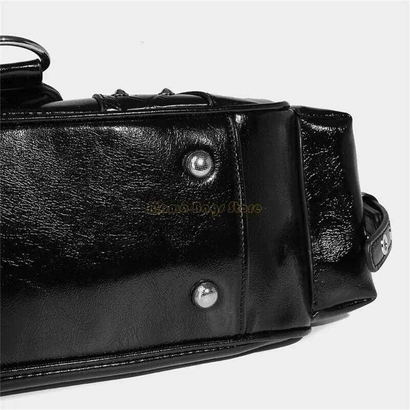 X90D Women Rivets Armpit Retro Shoulder Commuting Multi-Pockets Crossbody Bag for Everyday C260204