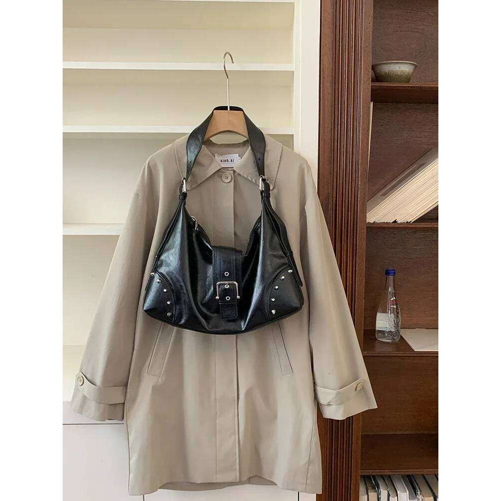 2025 New Black Riveted Underarm Retro PU Texture Commuter Tote Women's Lazy Style Large Capacity Shoulder Cross-Body Bag C260204