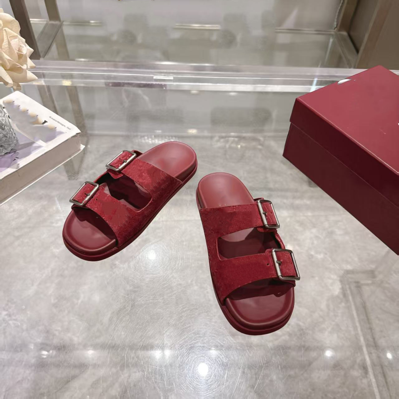 Designer's classic flat sandals, summer leather slippers, women's sexy sandals or colorful beach flat sandals