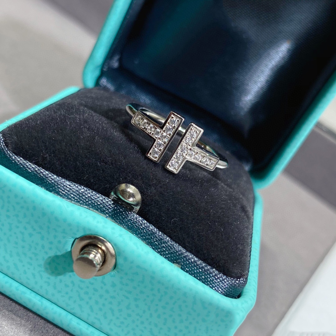 Designer ring for women and men classic fashion trend letter gift silver single row diamond ring simple personality versatile romantic high-end light luxury good