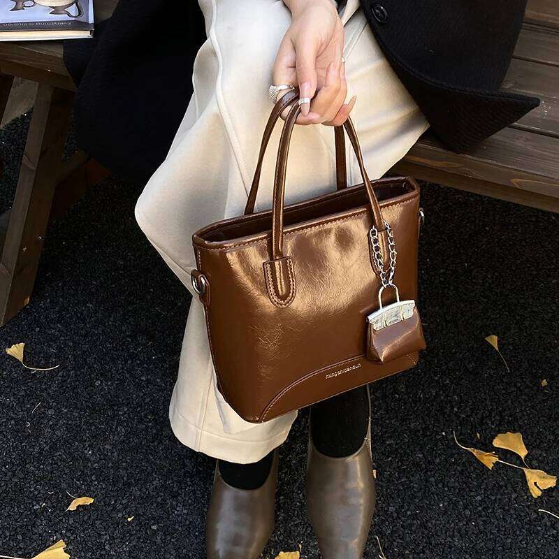 Vintage Oil Wax Leather Tote 2026 New Bucket Women's Versatile Shoulder Crossbody Bag High-Quality Handbag 9032HS C260204