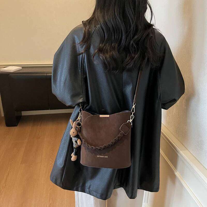 Vintage Niche Light Luxury Women's New Autumn and Winter Super Hot Shoulder Crossbody Portable Bucket Bag C260204