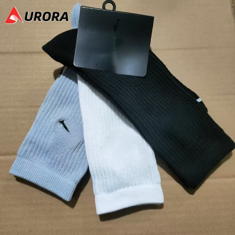 Three pairs of brand new high-quality men's basketball socks, with multiple matching options and a thickened sole design