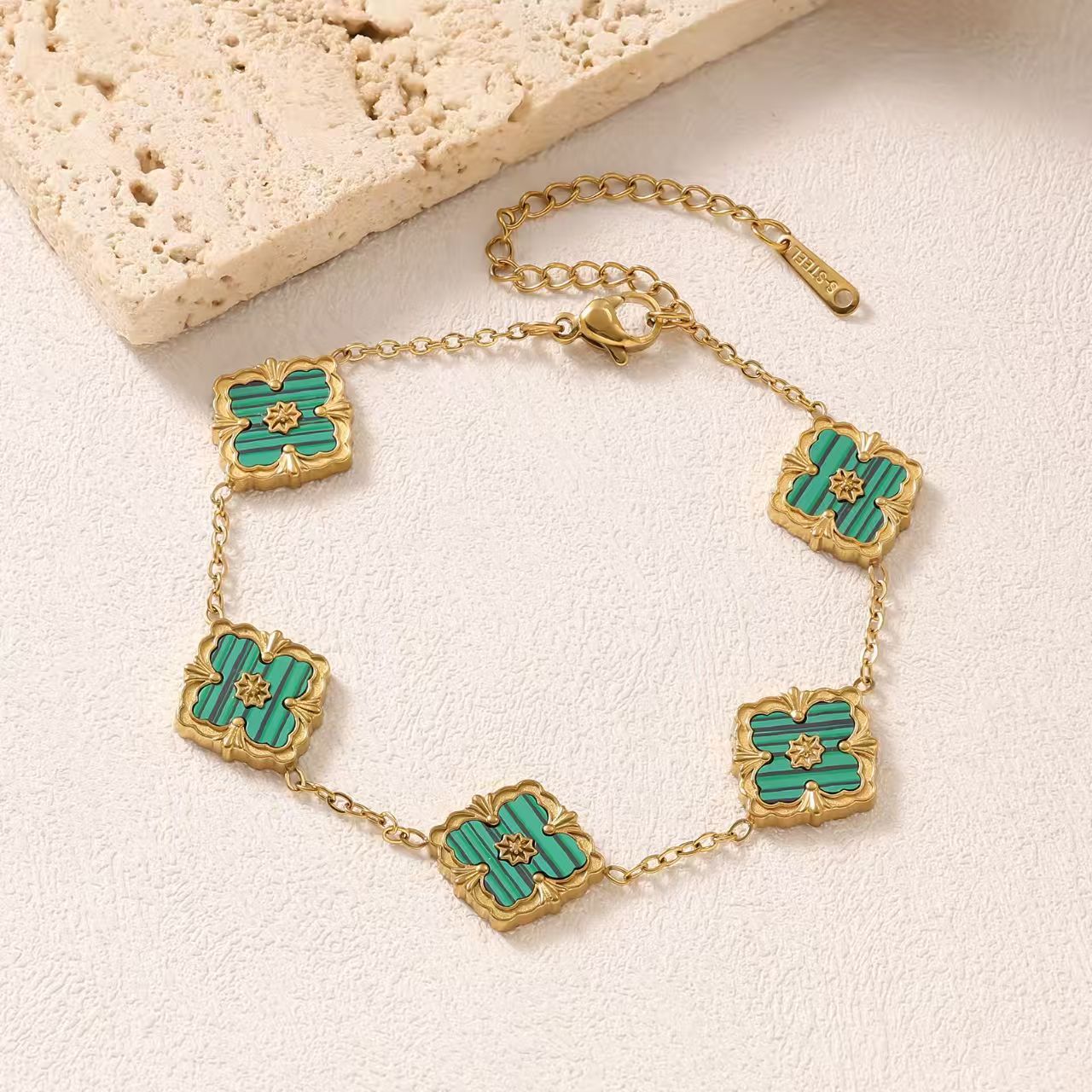 Cross-Border Hot-Selling Italian Brushed Buche Mother-of-Pearl Four-Leaf Clover Bracelet Vintage Court Style Light Luxury Versatile Hand Jewelry - view 7