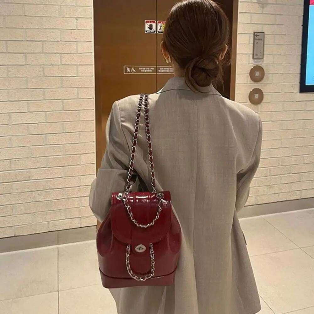 Women Rucksack Leather Oil Wax Shoulder Bag Chains Backpack Autumn Winter Z260204