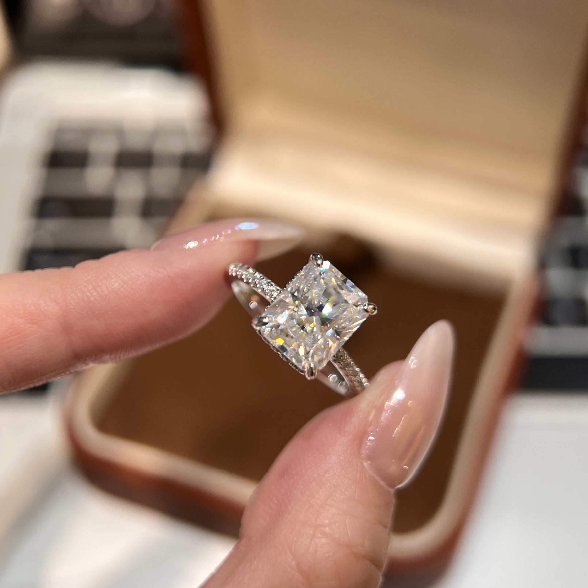 4CT Gorgeous Sparkling luxury Jewelry 925 Sterling Silver Fill Radiant Shape Lab Moissanite Diamond Party Elegant Women Wedding Engagement Bridal Ring