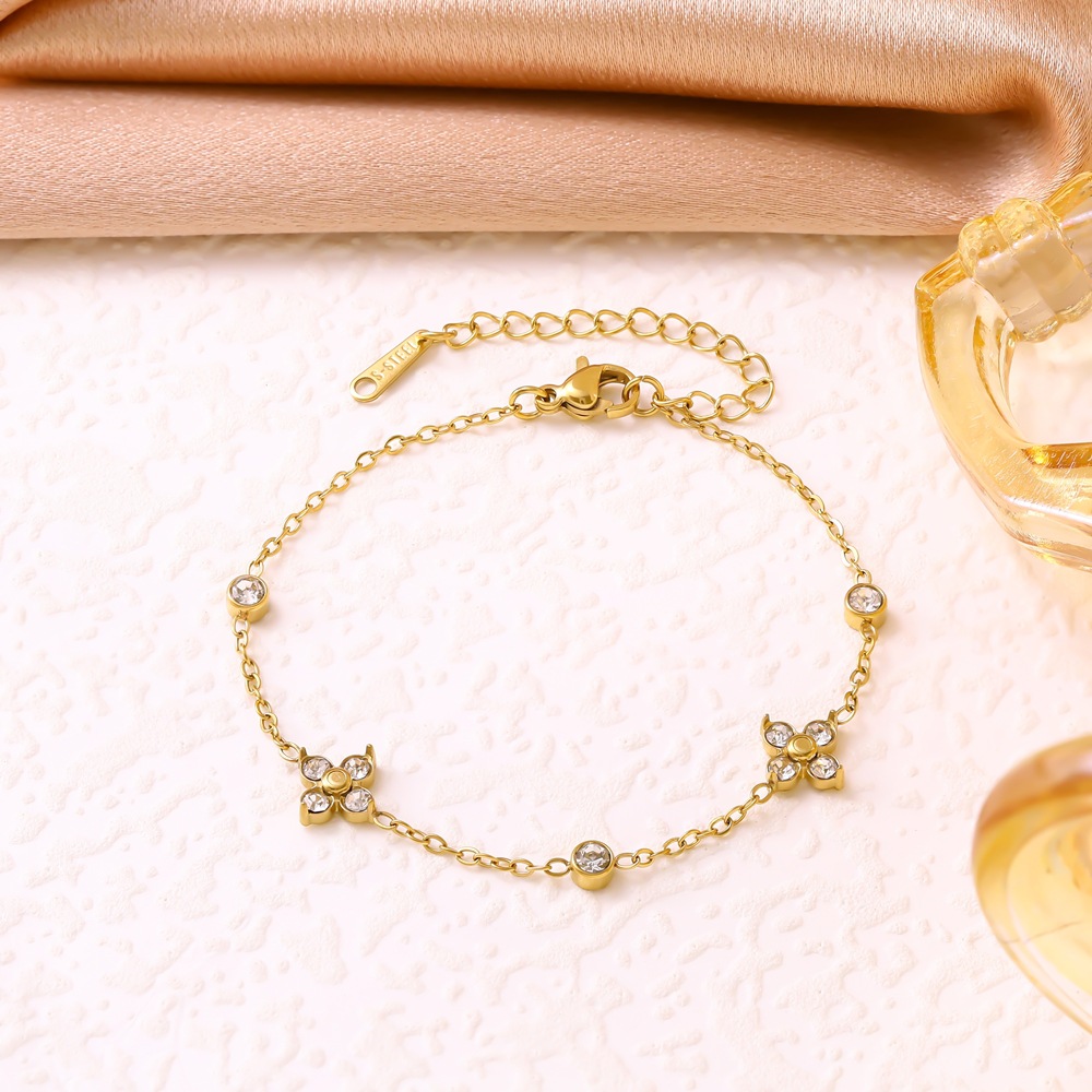 European and American Cross-Border Zircon Four-Leaf Clover Bracelet for Women, Light Luxury Retro Niche Flower Jewelry, 2025 New Model Wholesale - view 4