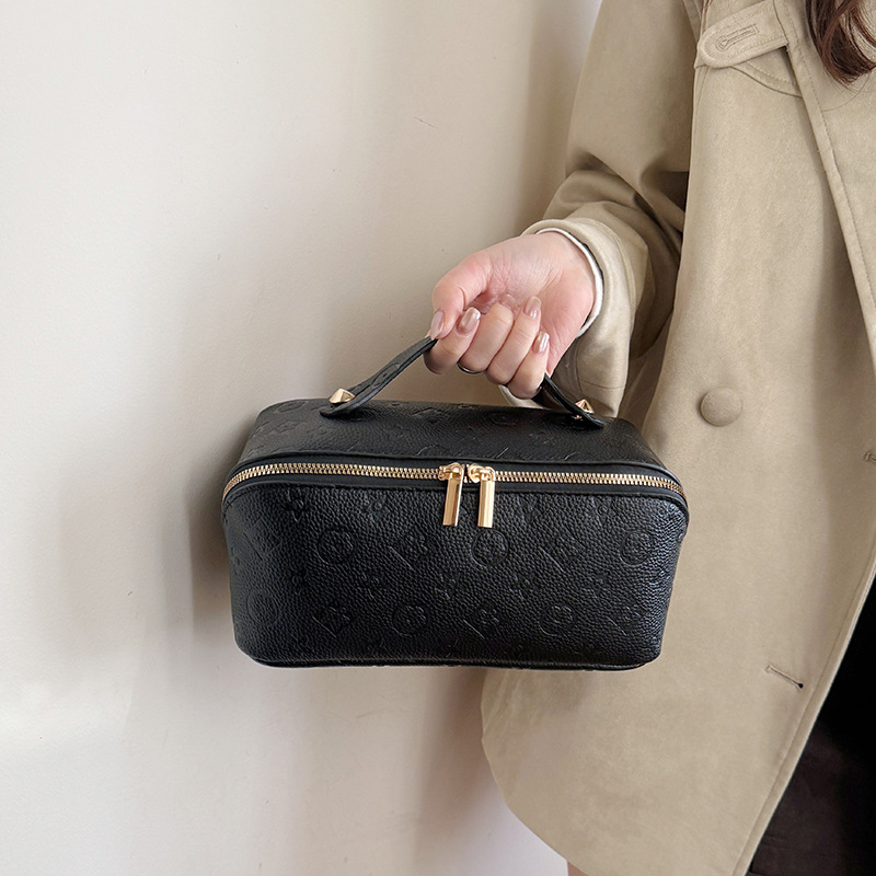 new Free delivery Makeup bag Portable and portable makeup bag mini lipstick and cosmetics storage bag