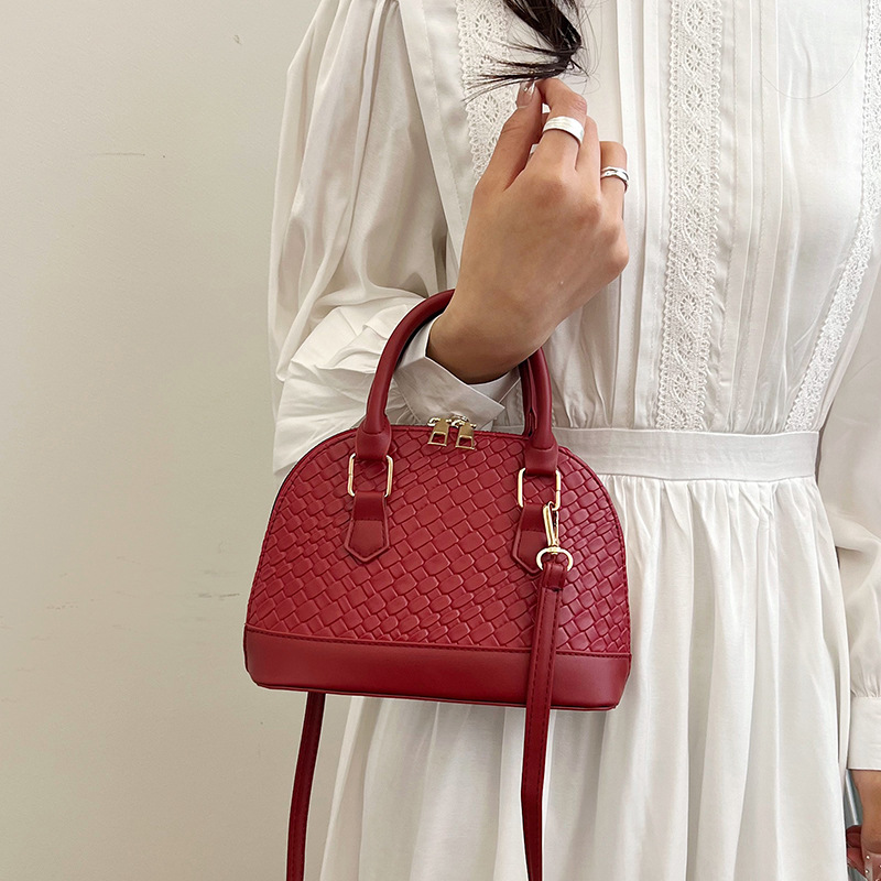 luxury bag 2026 Women's Woven Shell-shaped Handbag Top Handle Crossbody Bag with Gold Hardware for Daily Wear